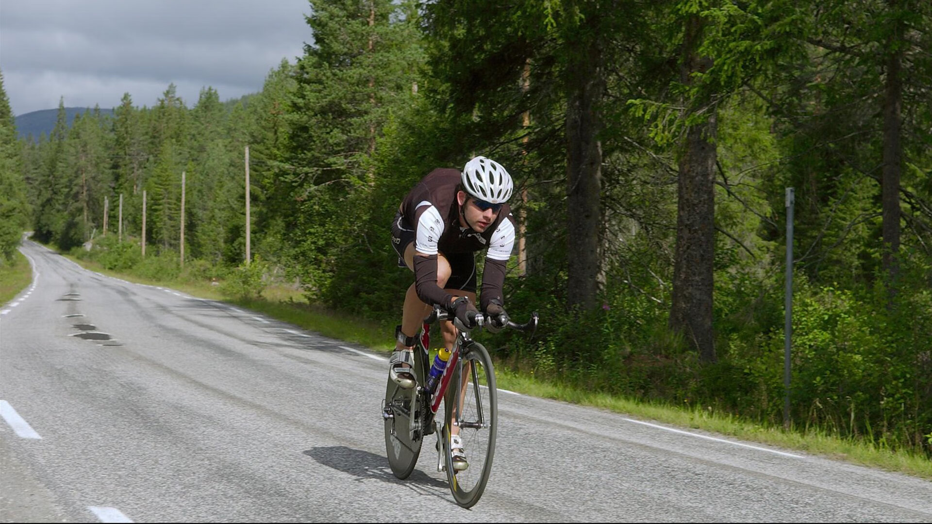 “飞盘竞技：三叉湖田径场成全球飞盘高手的竞技场”