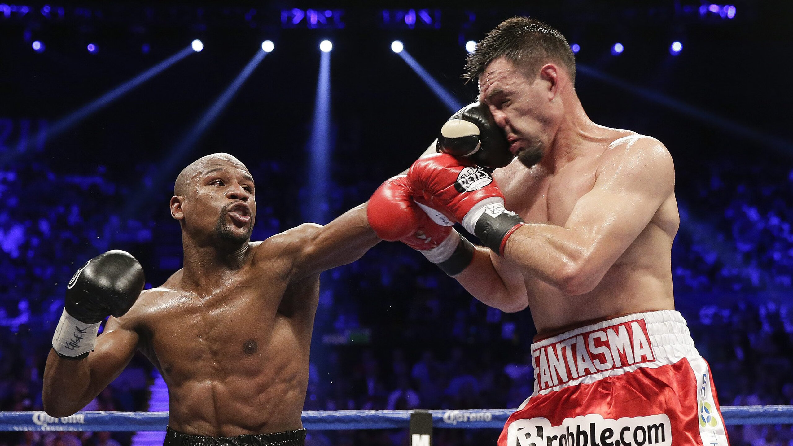 “飞盘对抗：三叉湖赛场上的精准投掷与飞翔竞技”