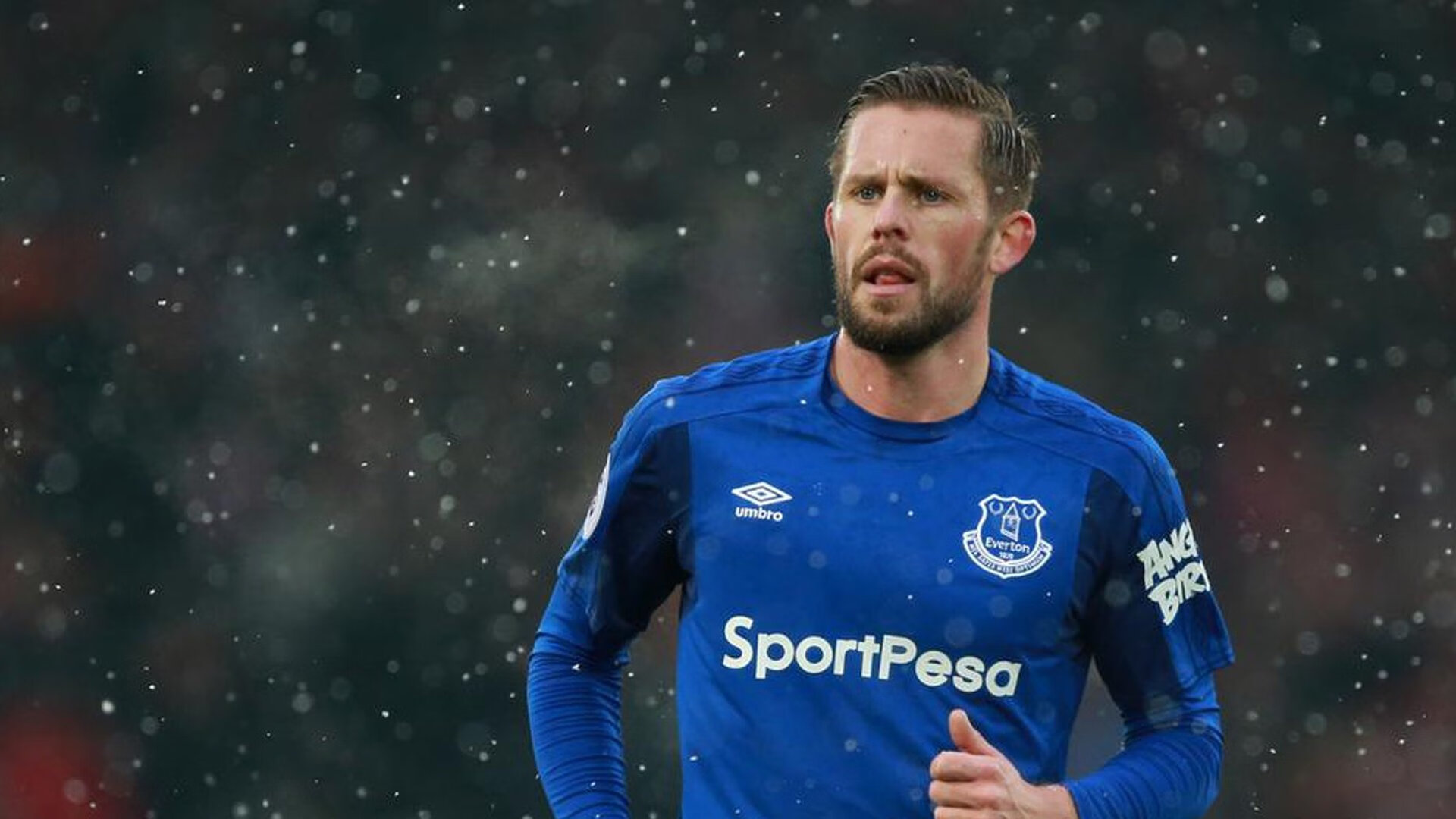 单后腰支点撑起中场框架,单后腰阵型